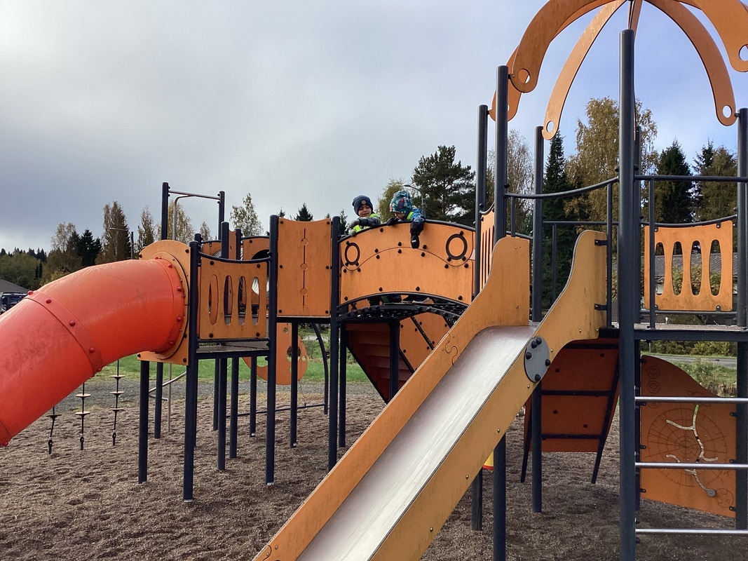 Lapset kiipeilevät kiipeilytelineellä puistossa