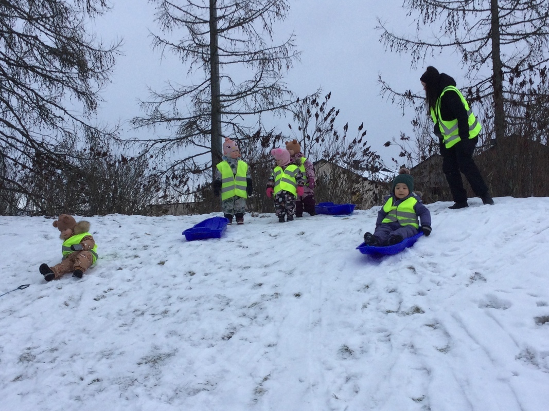 Lapsia pulkkamäessä.