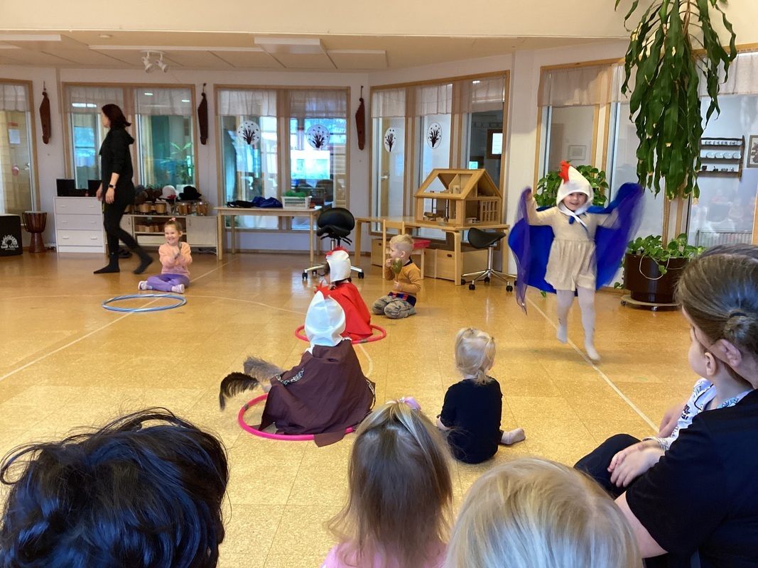 IMG_1952.jpeg Lapset esittämässä Kanapolkkaa koko talon lauluhetkellä
