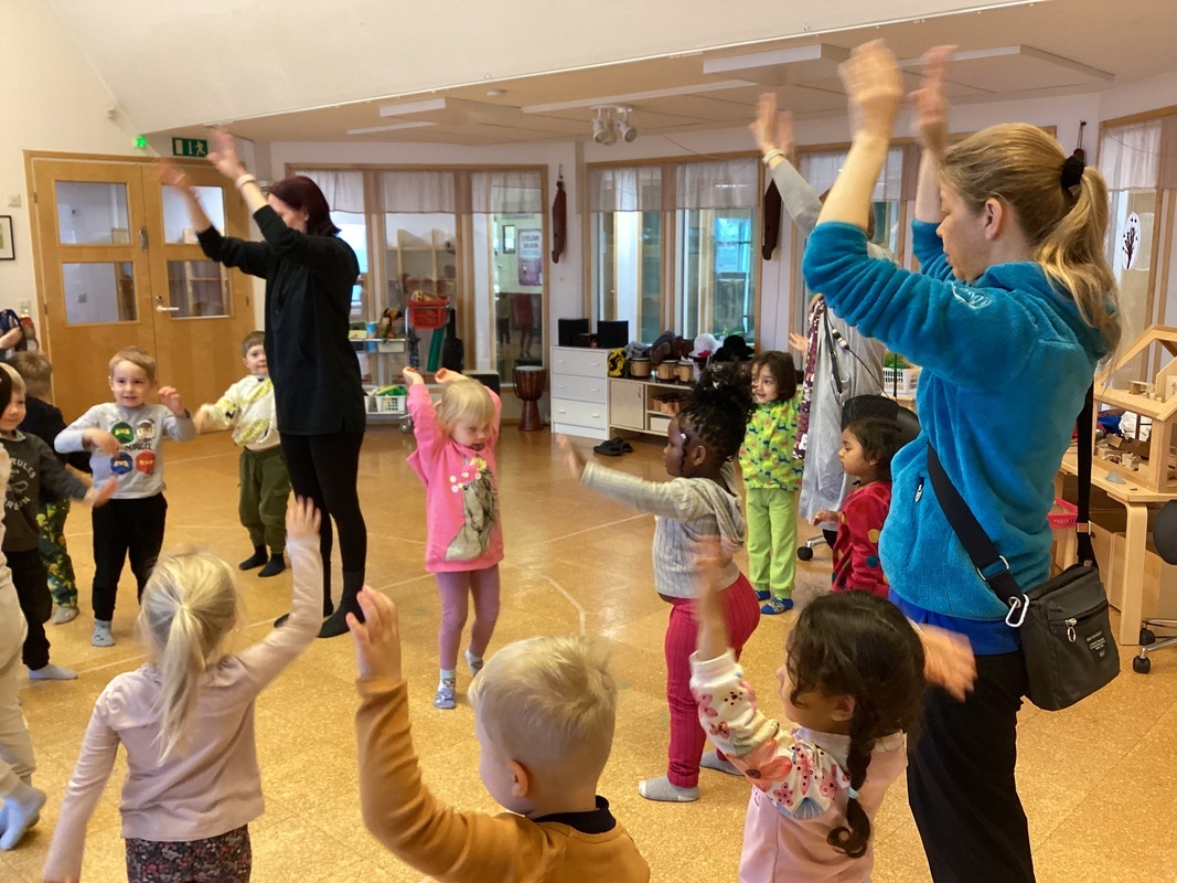 IMG_1964.jpeg Lapset esittämässä Pikku jänö nukkuu- laululeikkiä