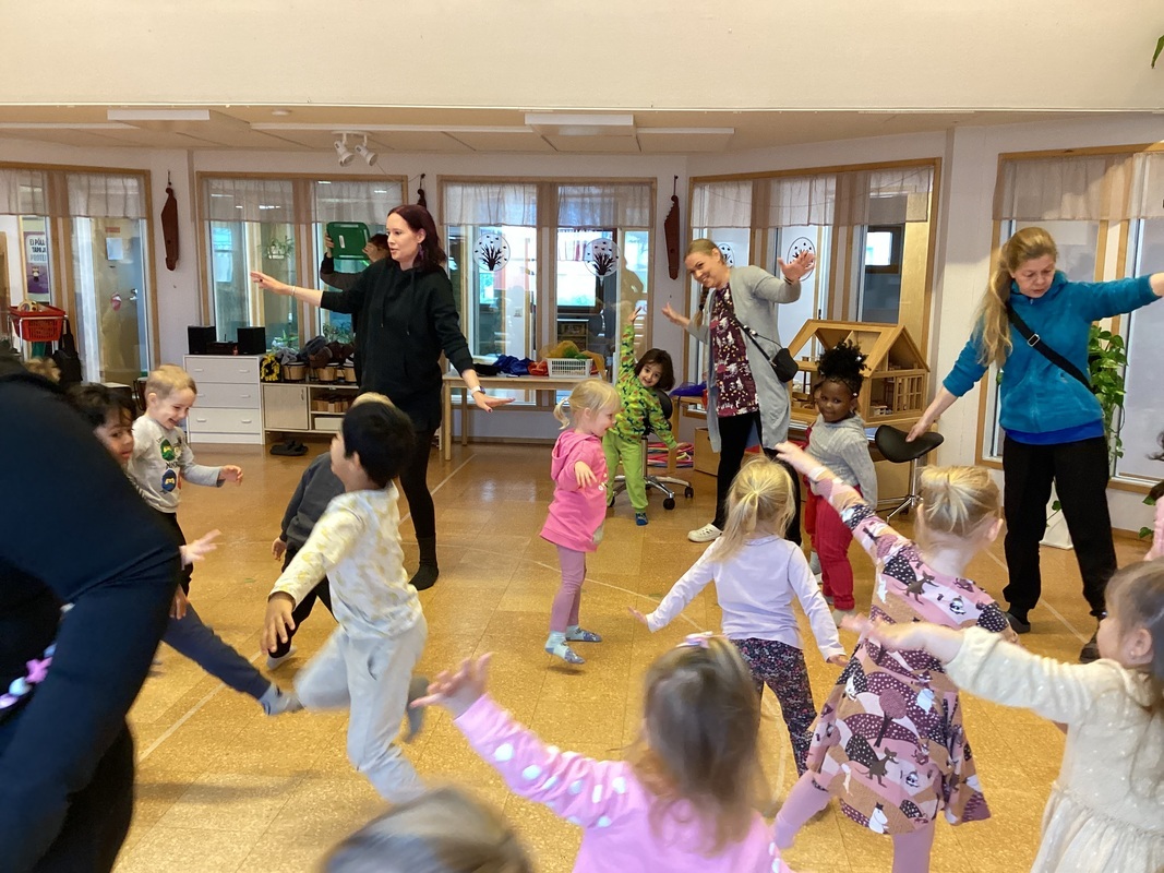 IMG_1966.jpeg Lapsia ja aikuisia Pikku jänö nukkuu- laululeikissä