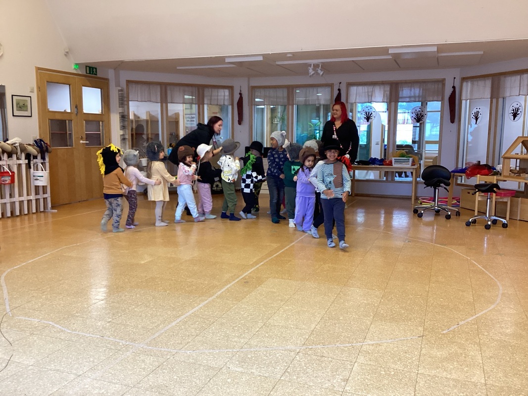 IMG_1981.jpeg Lapsia junalaululeikissä