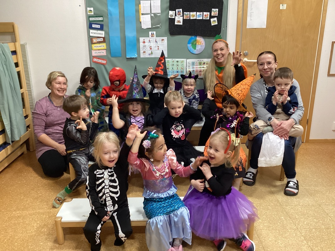 IMG_2012.jpeg Lapsia ja aikuisia Halloween teeman mukaisesti pukeutuneena