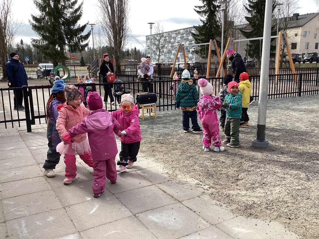 Aurinkokin tuli esiin, kun saatiin musiikki toimimaan.