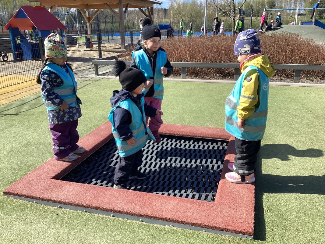 Trampoliinilla joutuu joskus odottamaan vuoroaan.
