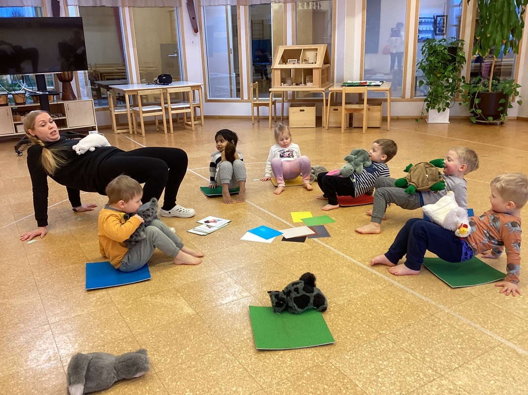 Pehmolelujen kanssa jumppaaminen on kivaa!