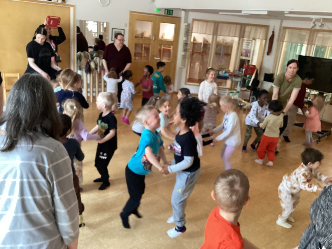 IMG_0760.jpeg Yhdessä laulaminen ja leikkiminen on niin hauskaa!