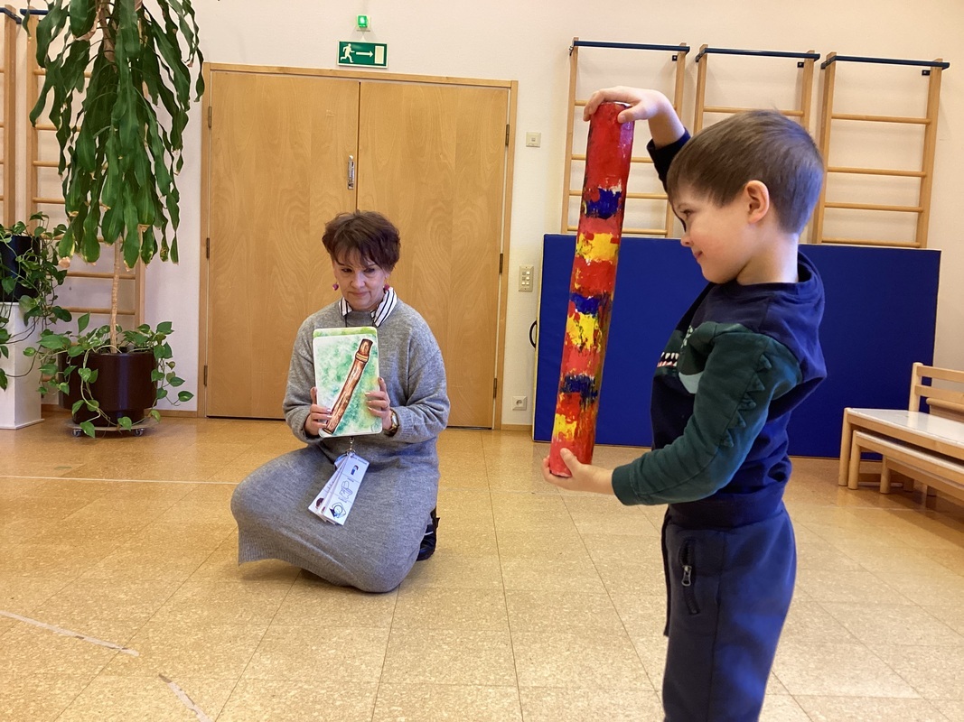 Sadelaulussa sadekepin soittajalla on tärkeä rooli.