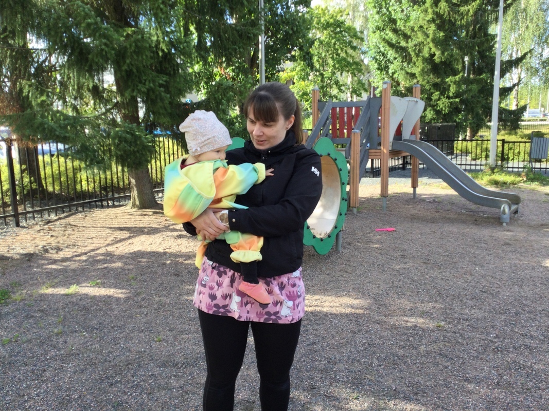 Lapsi aikuisen sylissä