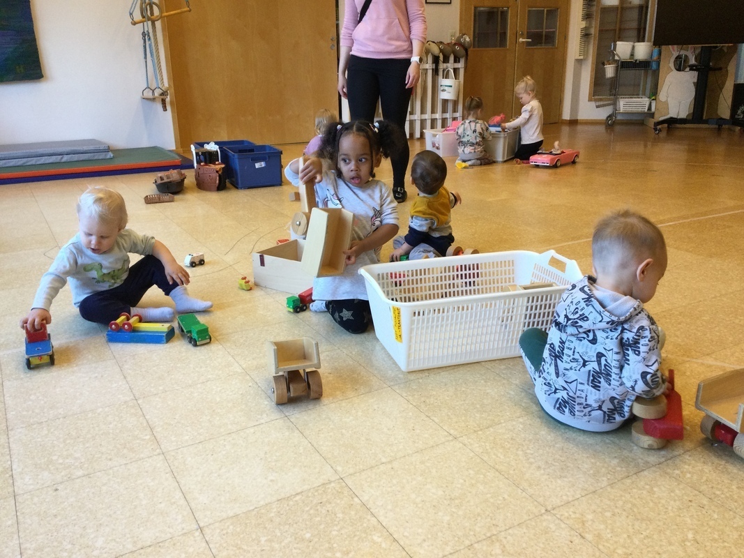 Uudet lelut kiinnostivat ja salissa syntyi monenlaista leikkiä.