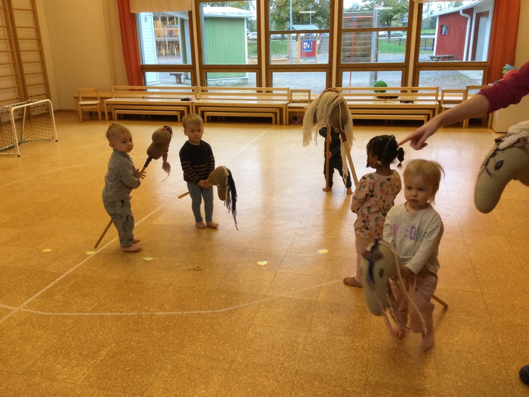 Keppihevoset saivat sekä liikuntaa että silityksiä.