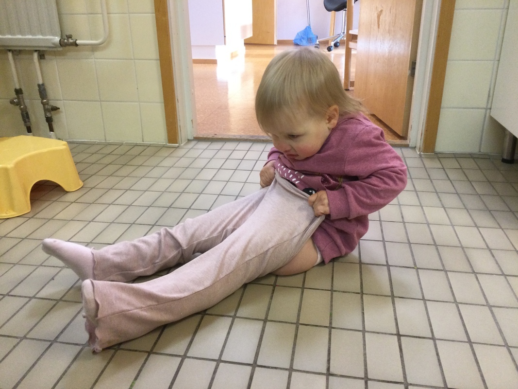 Vaatteiden pukemista harjoitellaan joka päivä.