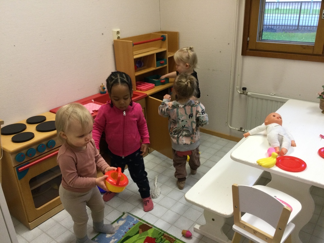 Helmililjoissakin riitti kokkeja leikkikeittiöön.