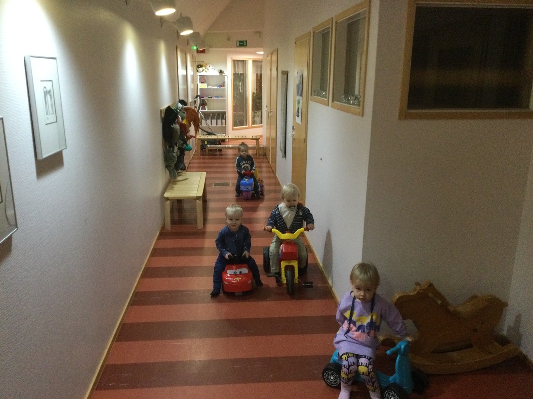 Pitkällä käytävällä mopoilu on ihan parasta!
