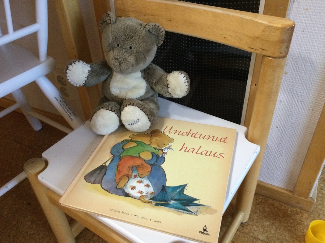 Nallepäivän kunniaksi nalle halattavaksi ja ihana kirja kuunneltavaksi.