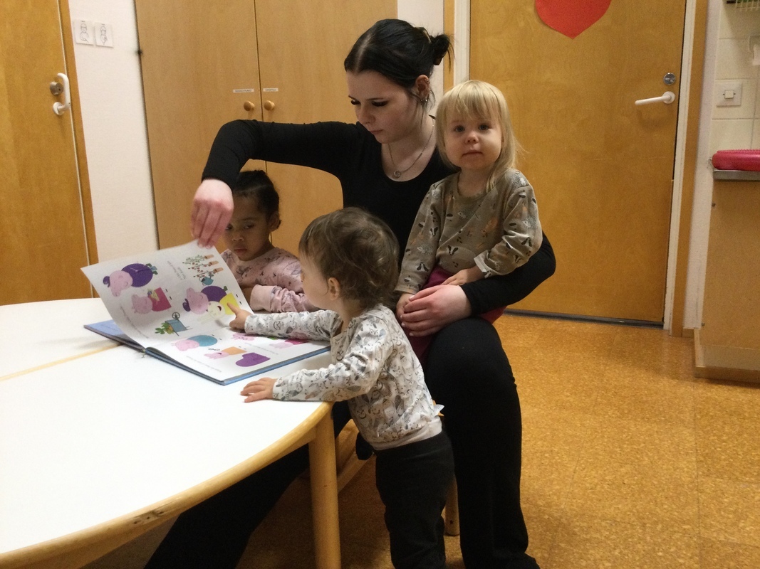Kirjan lukeminen voi olla sitäkin, että vain katsellaan kuvia ja nimetään asioita.
