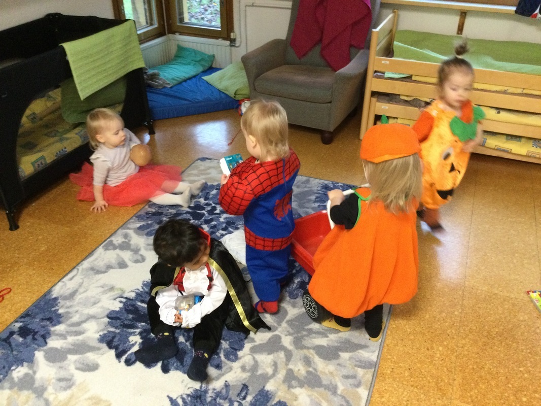 Dracula ja Hämähäkkimies juhlivat sulassa sovussa parin kurpitsan kanssa.