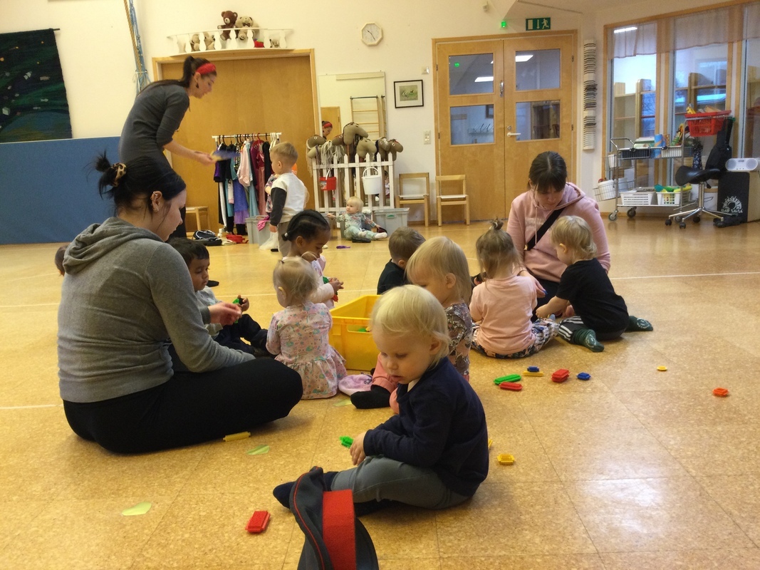 Salipäivänä päästiin mm. rakentamaan palikoilla.