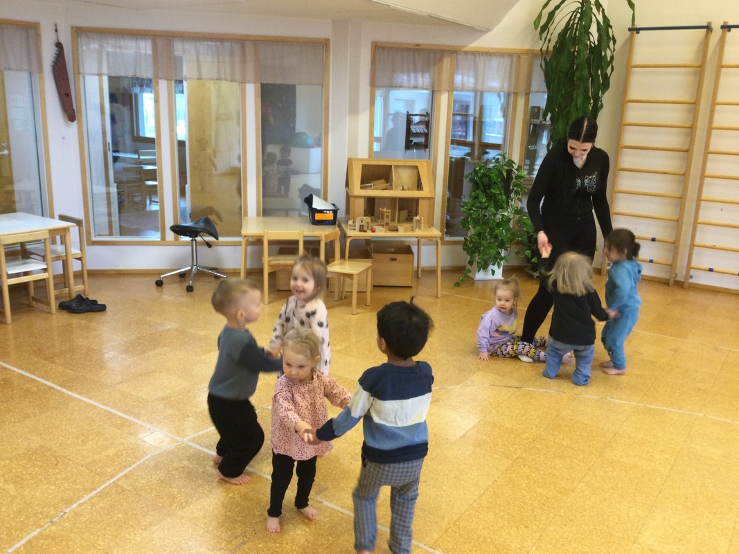 Lapsia laululeikkimässä hyppään tanssaan kultani kanssa