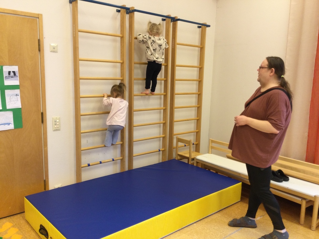 Lapset kiipeävät puolapuita