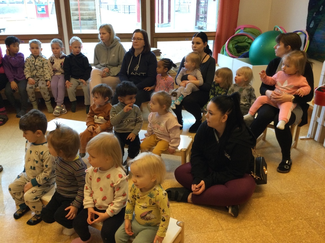 Ryhmämme koko talon lauluhetkellä