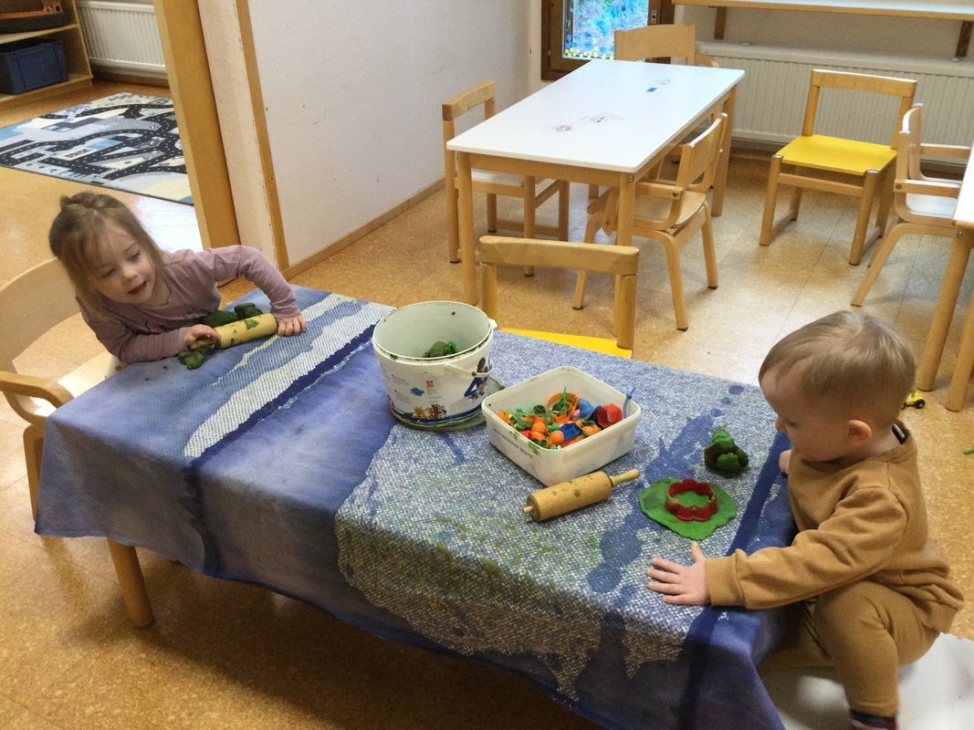 Lapset muovailevat