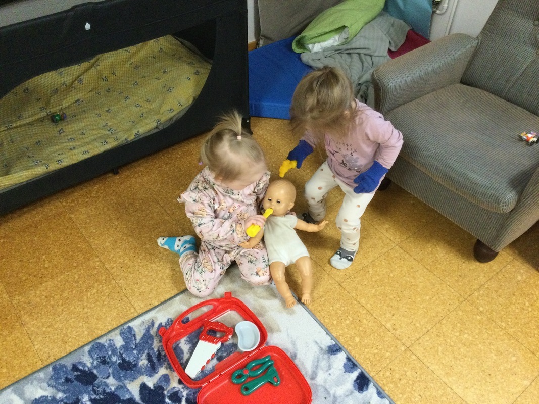 Lapset hoitavat nukkevauvaa