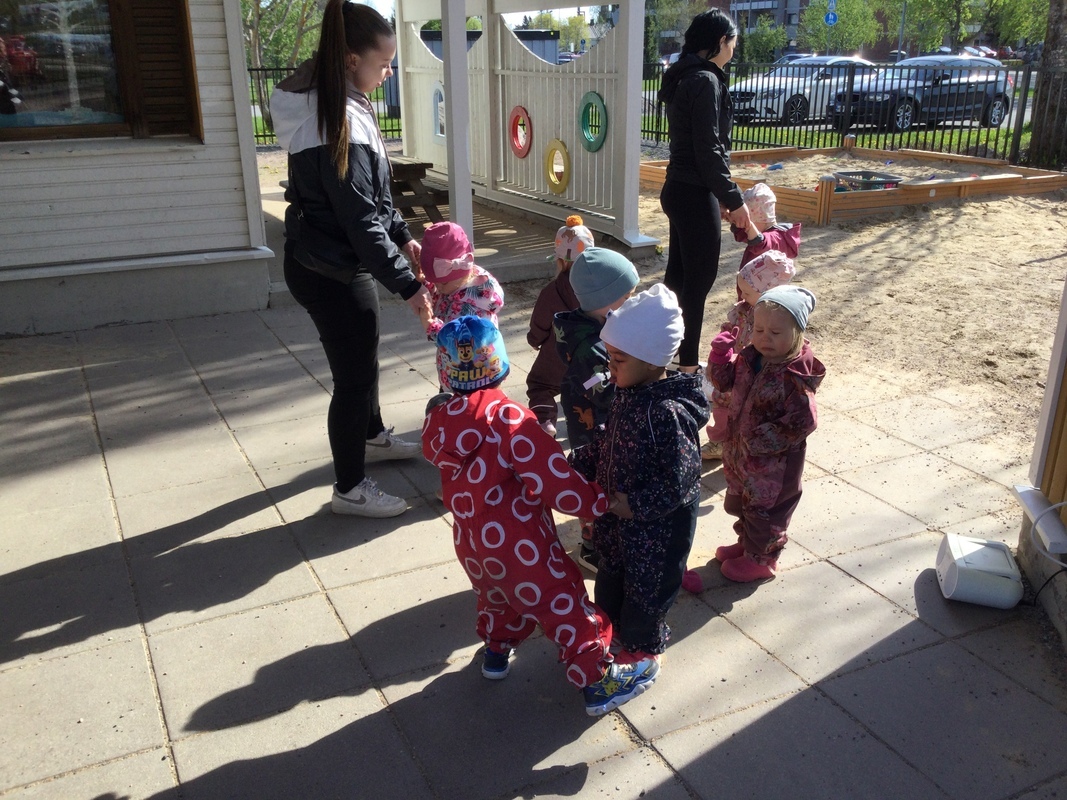 DDE4E489-3406-47F2-8147-6D8BF2B1D25C.jpeg Leikkilauluja ulkona.