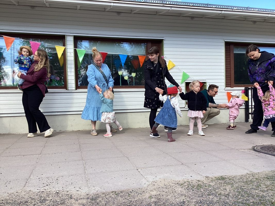 2F2E29E7-E87E-45AE-A271-4DFA061CBE8A.jpeg Kissankellojen ja kissanminttujen kevätjuhlaesitys.