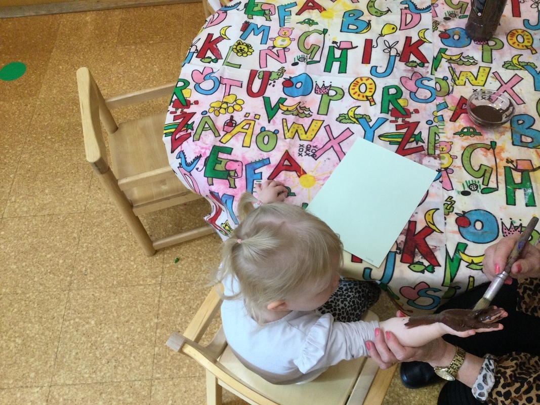 Maalin maalaaminen käteen tuntui hauskalta.