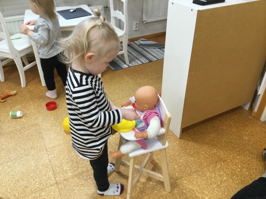 Nukkevauvan syöttöhetki