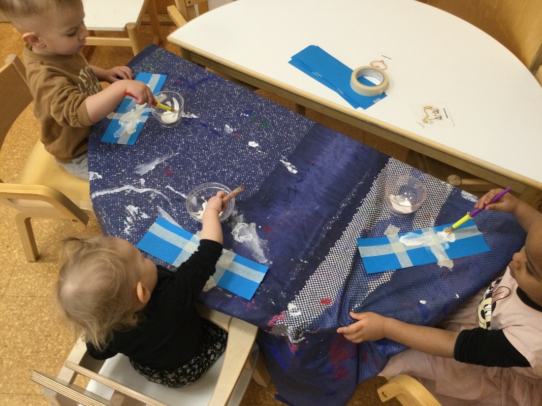 Lapset maalaamassa.