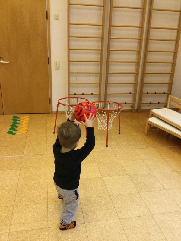Lapsi heittämässä palloa.