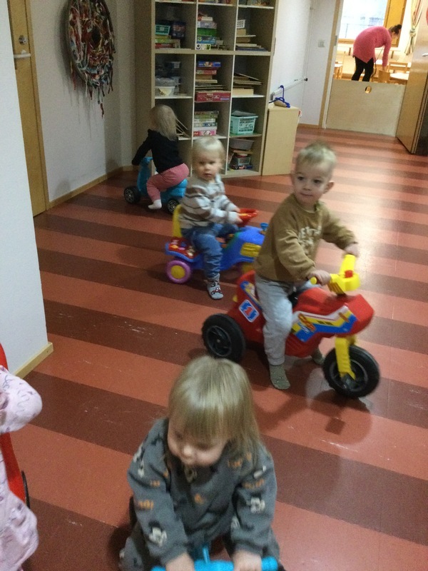 Lapset maalaamassa.