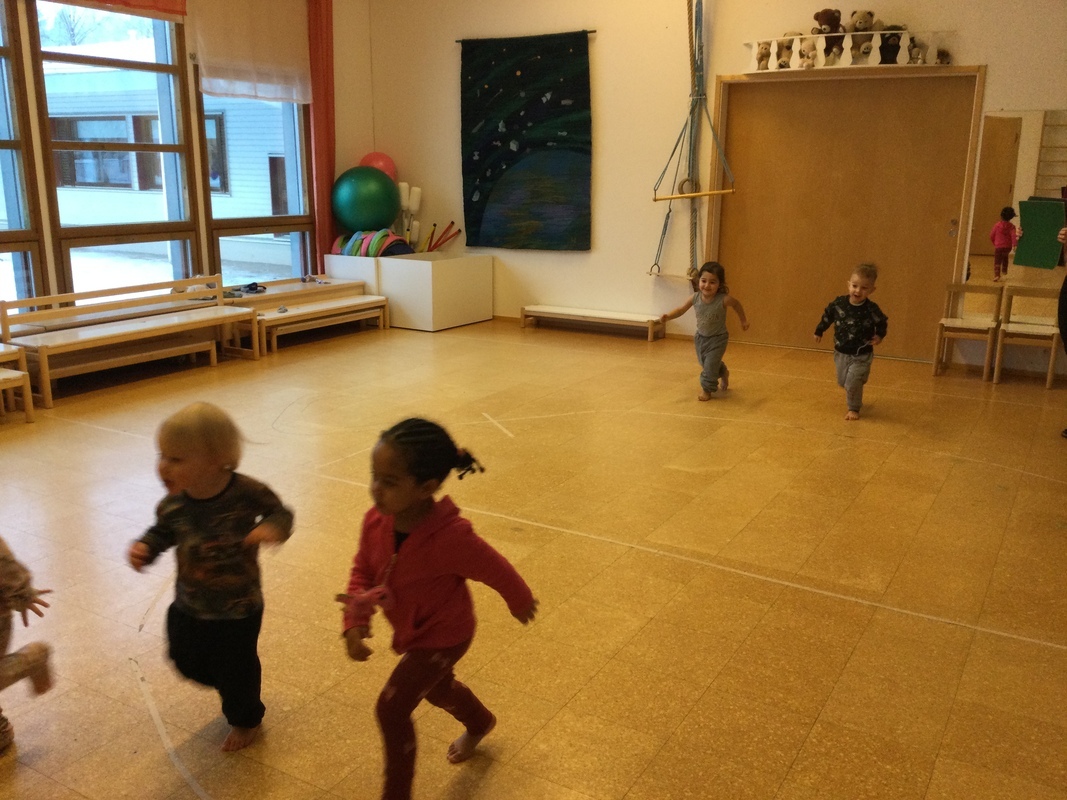 Lapset juoksevat