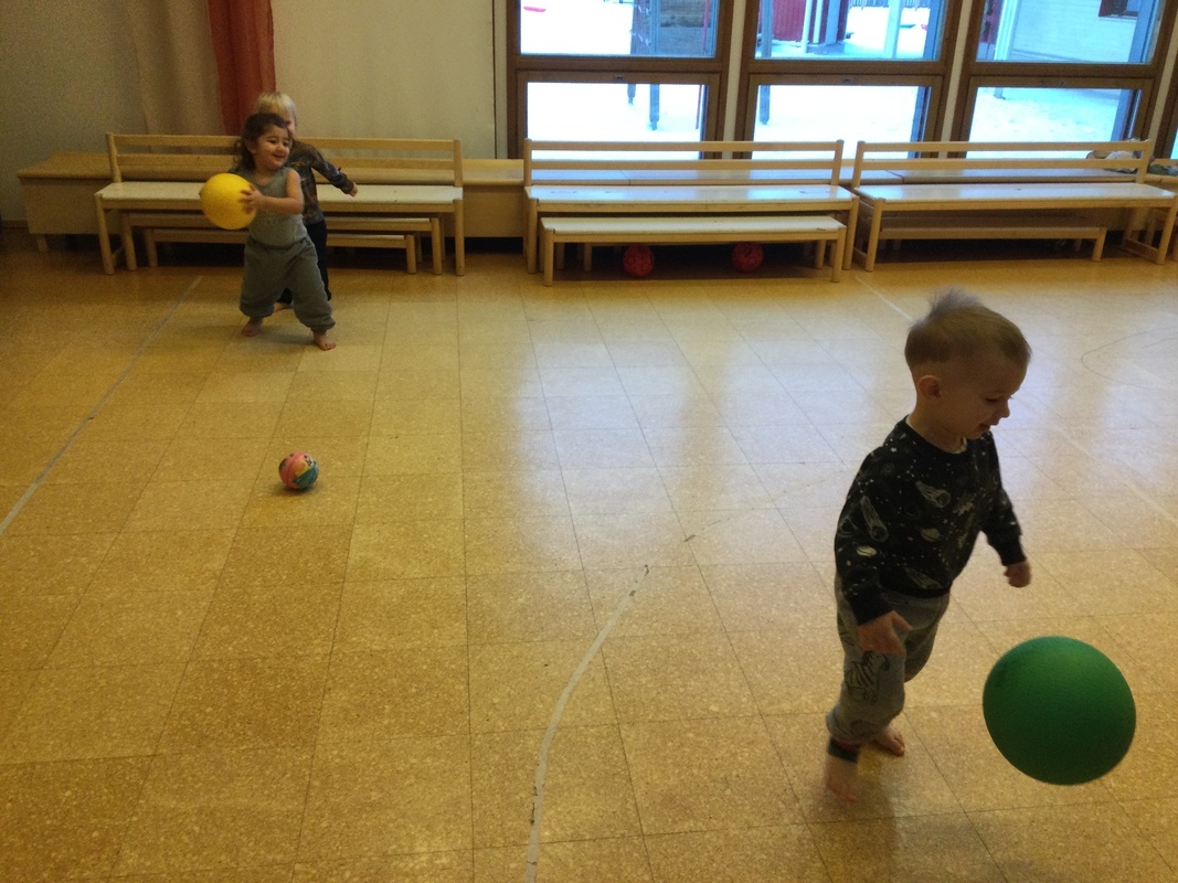 Lapset heittävät palloa