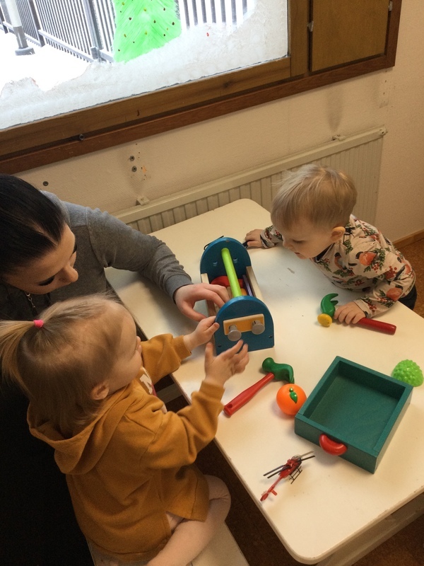 Lapset leikkivät työkaluilla
