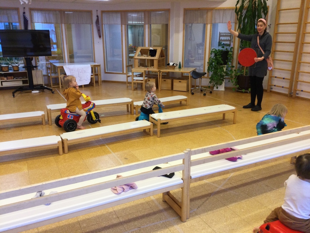 Lapset pujottelevat rataa mopoilla