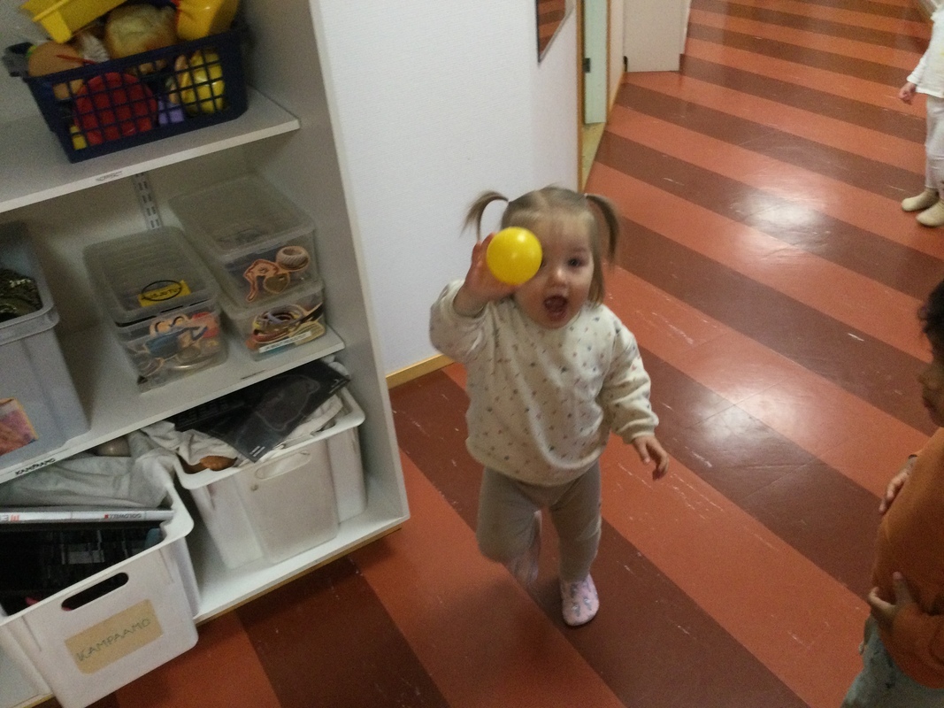 Lapsi löysi keltaisen pallon