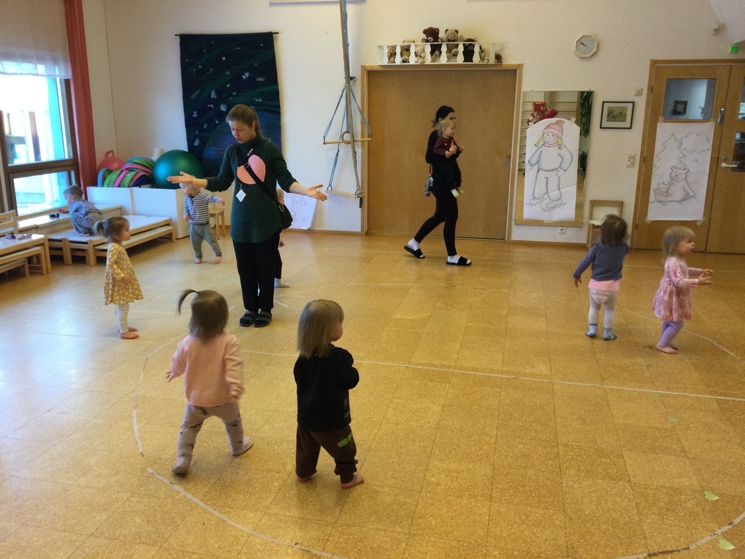 Lapset etsivät ystävänpäivä sydämiä