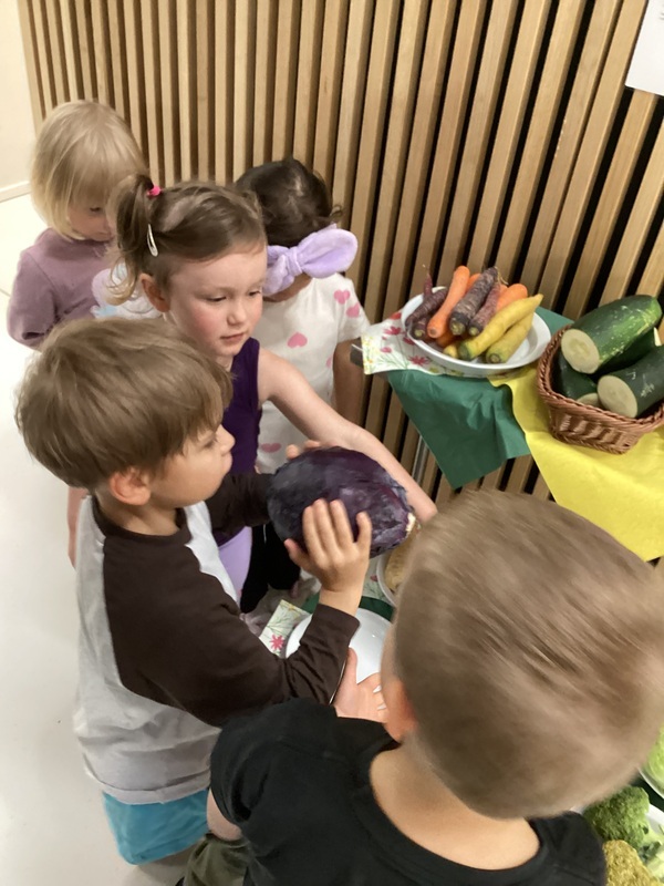 Lapsia sadonkorjuuaiheisissa puuhissa