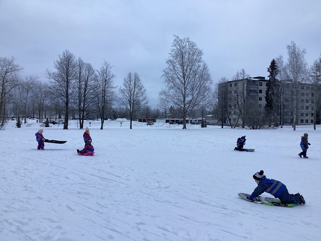 Lapsia pulkkamäessä