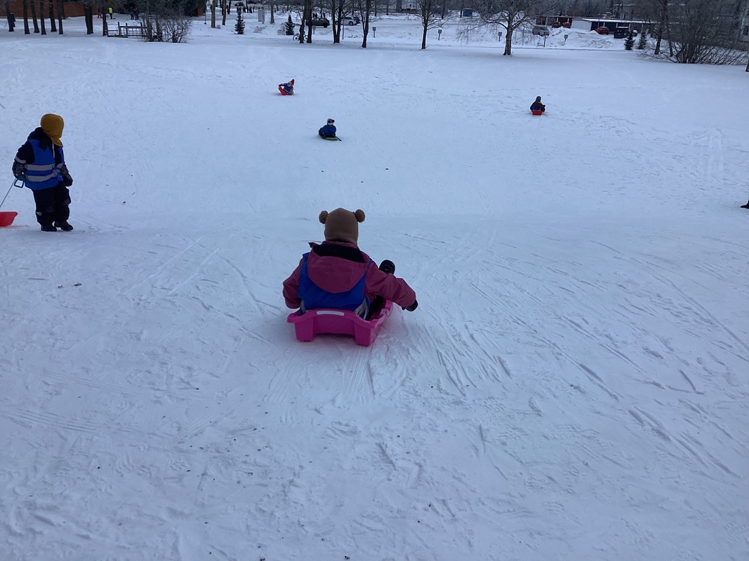 Lapsia pulkkamäessä