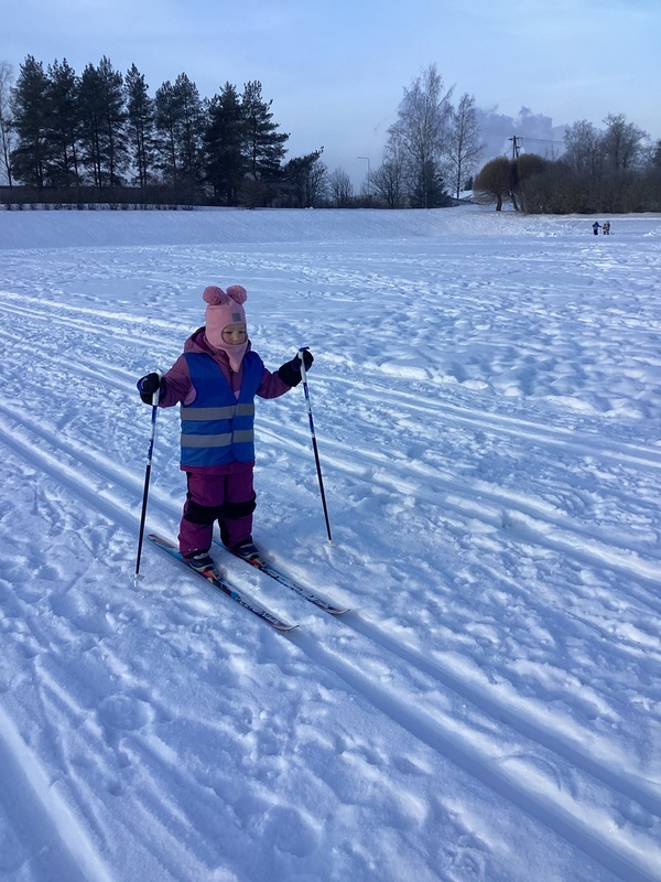 Lapsi hiihtää