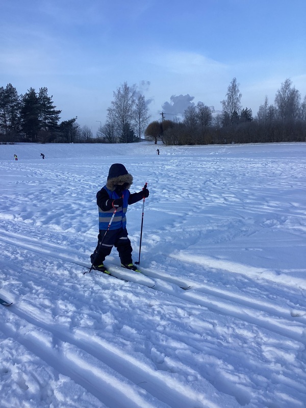 Lapsi hiihtää