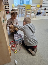 Lapsia leikkimässä