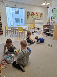 Lapsia leikkimässä