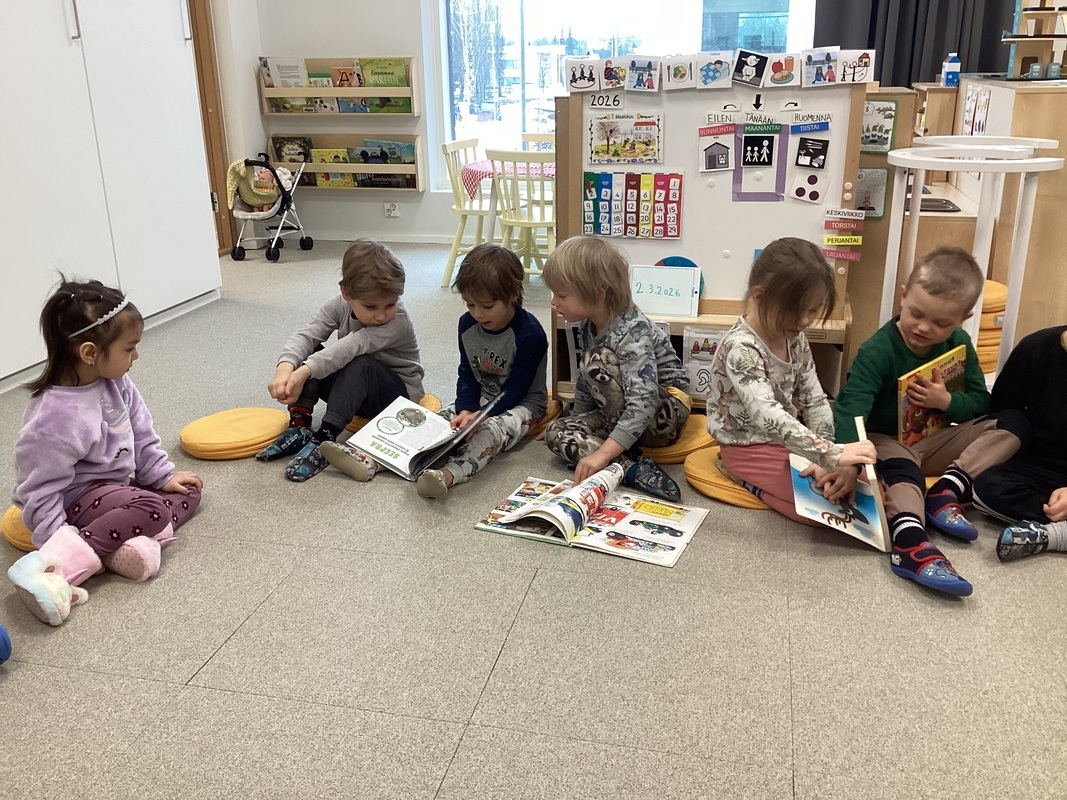 Lapset katselevat kirjoja