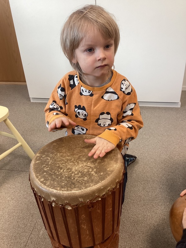 Lapsi soittaa rumpua