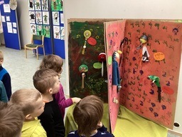 Lapsia kevätnäyttelyssä